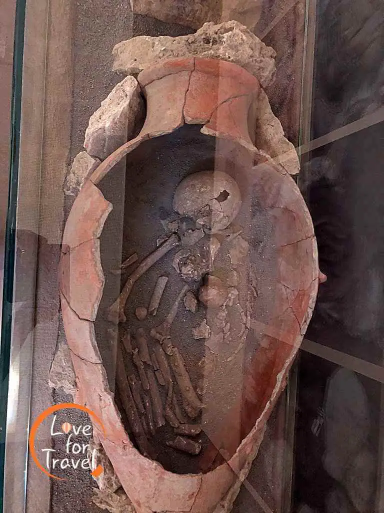 Οστά μέσα σε αμφορέα - Επίσκεψη στο αρχαιολογικό μουσείο Πέλλας