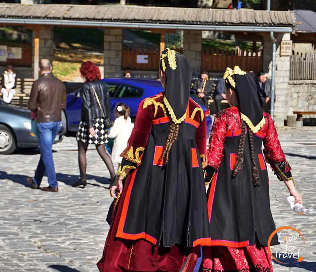 Κοπέλες με παραδοσιακές στολές - Αρχοντικό Τοσίτσα-Αβέρωφ στο Μέτσοβο