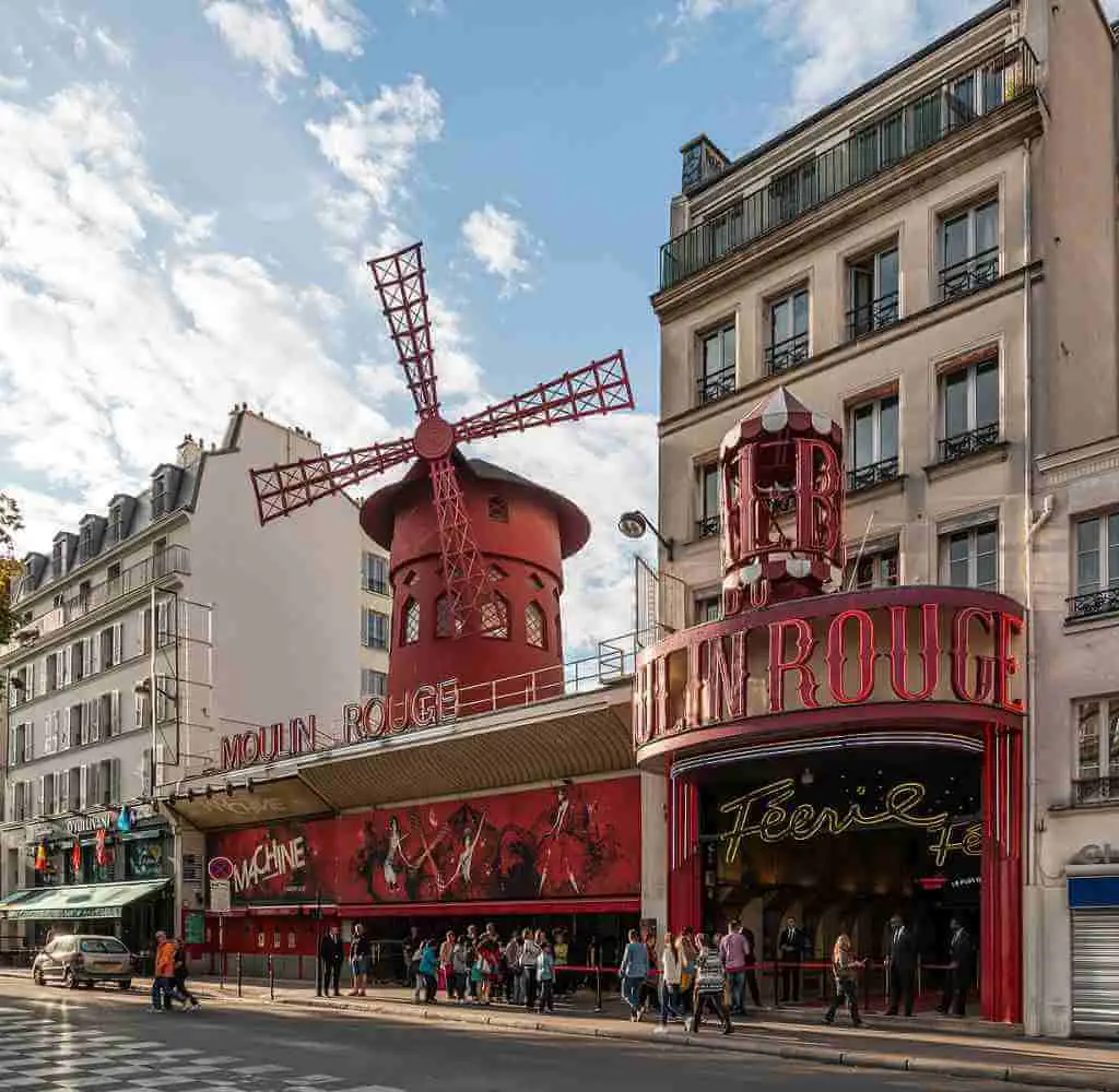 Moulin Rouge - Μονμάρτη: Τι να δεις στην πιο όμορφη γειτονιά του Παρισιού