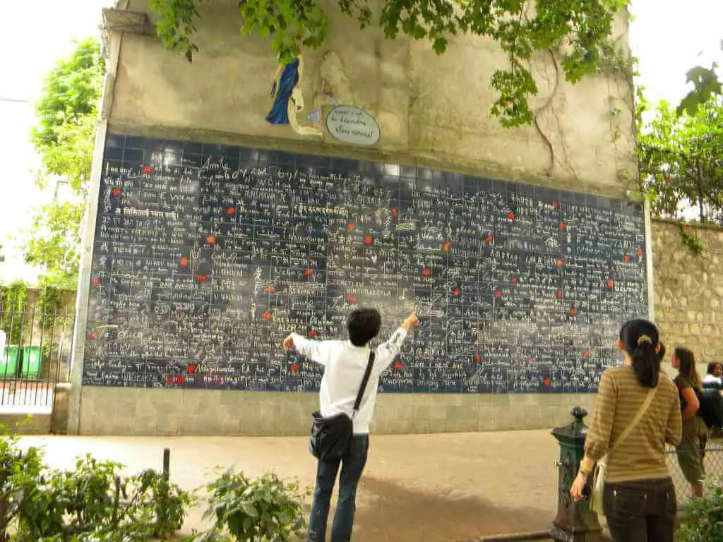 Ο τοίχος της αγάπης - Μονμάρτη: Τι να δεις στην πιο όμορφη γειτονιά του Παρισιού