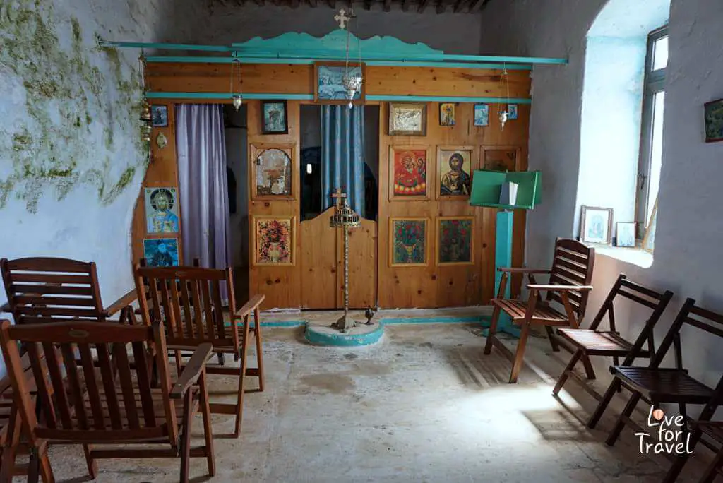 Το εσωτερικό στο εκκλησάκι του Προφήτη Ηλία - Κάστρο Κάρυστος