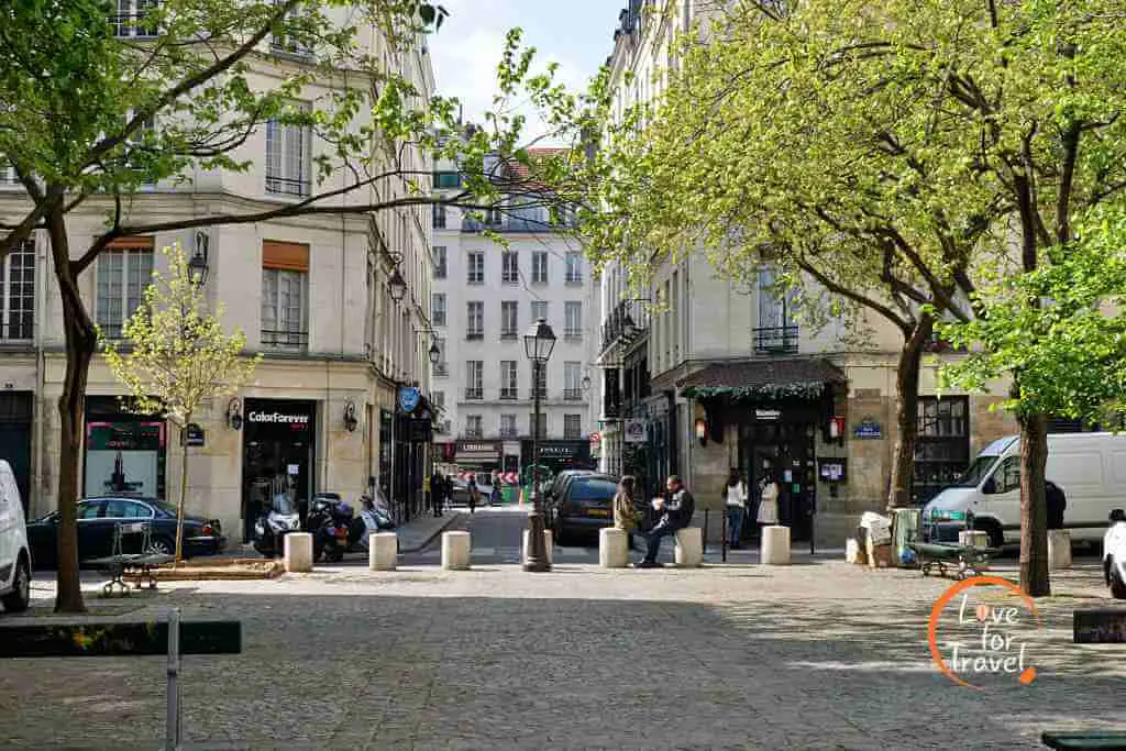 Πλατεία Αγίας Αικατερίνης - Les Marais, anakalyptontas to palio Parisi
