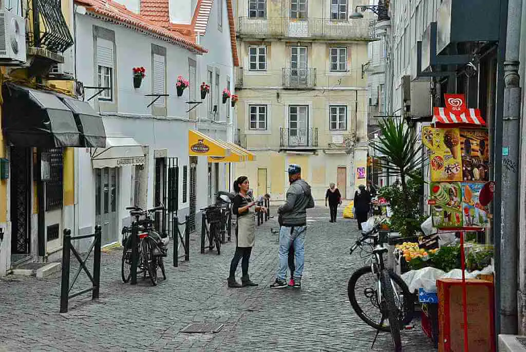 Γραφικό σοκάκι, Λισαβόνα - Οι πιο ρομαντικές πόλεις στην Ευρώπη