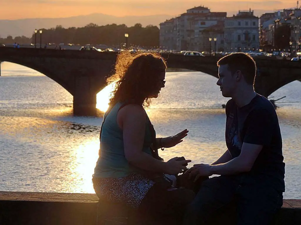 Ζευγάρι στον ποταμό Άρνο - Οι πιο ρομαντικές πόλεις στην Ευρώπη