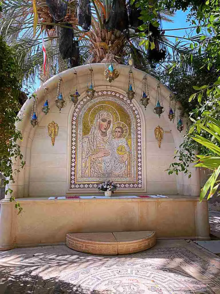 Ψηφιδωτή εικόνα της Παναγίας στην αυλή της Μονής Αγίου Γερασίμου Ιορδανίτη - Άγιοι Τόποι, τα Σημαντικότερα Ιερά Προσκυνήματα
