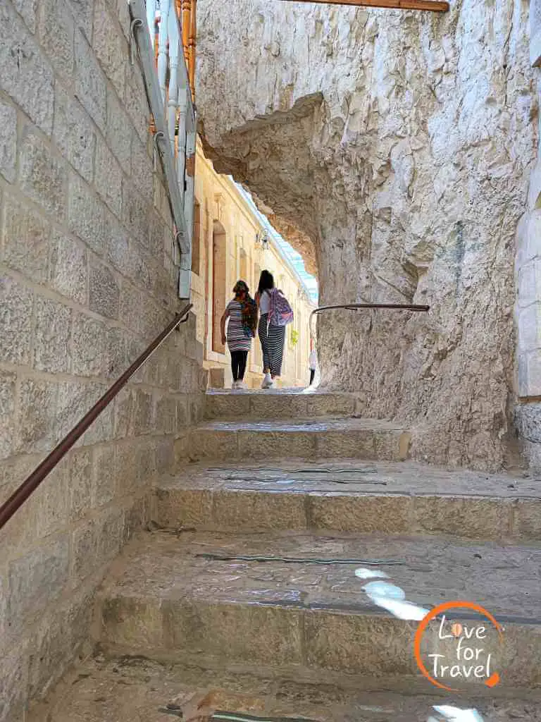 Ο διάδρομος εισόδου στην Μονή Σαρανταρίου Όρους - Άγιοι Τόποι, τα Σημαντικότερα Ιερά Προσκυνήματα