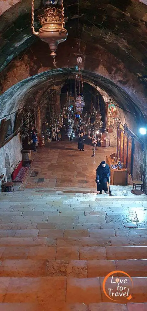 Σκαλοπάτια εισόδου στον Τάφο της Παναγίας - Άγιοι Τόποι, τα Σημαντικότερα Ιερά Προσκυνήματα